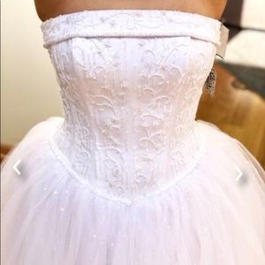 White, size 6 Tulle Wedding Dress